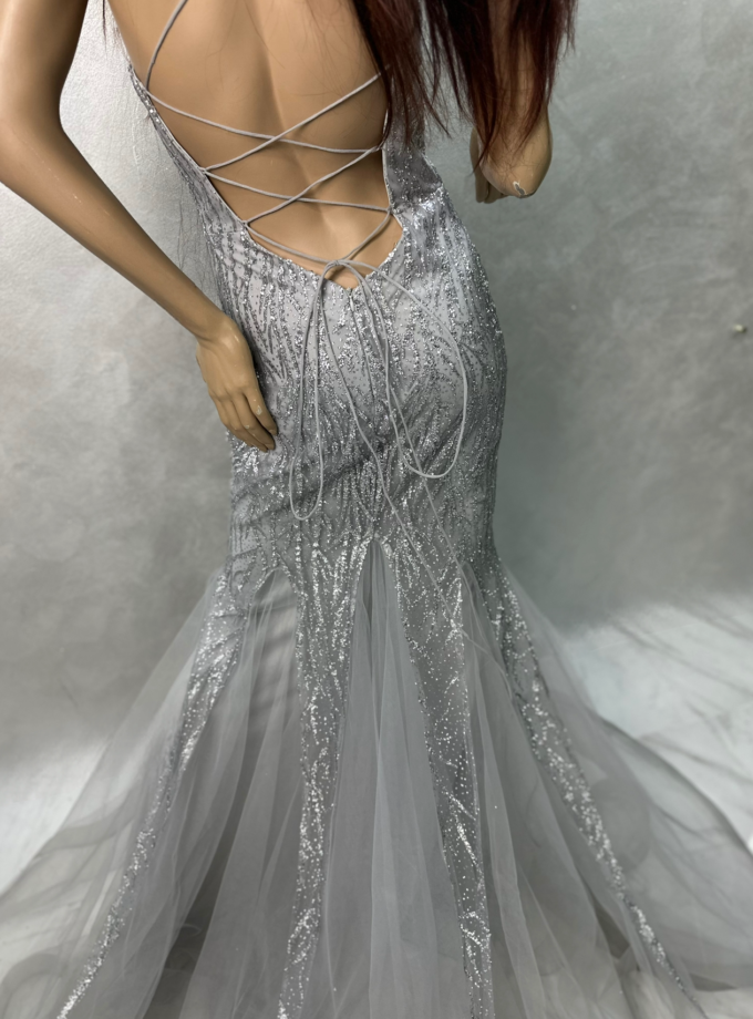 abito sirena argento con coda in tulle