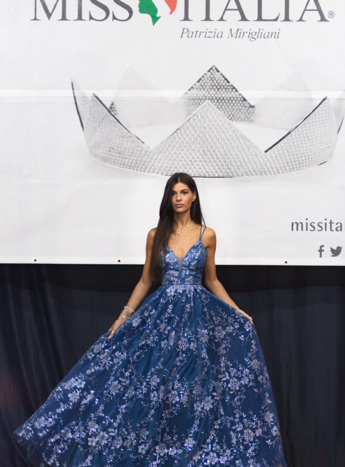 abito svasato blu rilievo polvere