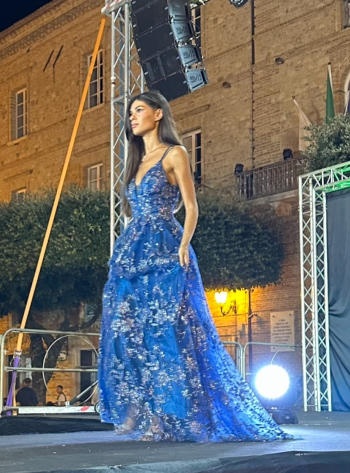 abito svasato blu rilievo polvere